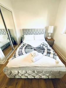 una camera da letto con un letto grande con asciugamani sopra di 2 Bed Entire Upper Cottage Flat in Central Glasgow a Glasgow
