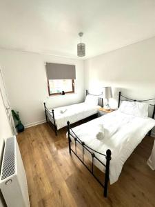 una camera da letto con due letti e una televisione di 2 Bed Entire Upper Cottage Flat in Central Glasgow a Glasgow Altre 23 foto