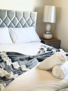 un letto con una coperta e un orsacchiotto sopra di 2 Bed Entire Upper Cottage Flat in Central Glasgow a Glasgow