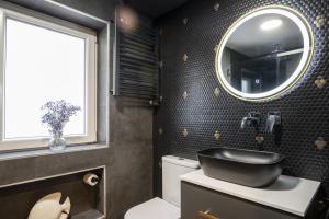 a bathroom with a sink and a mirror at Loft Garmendia con PlayStation in Santander