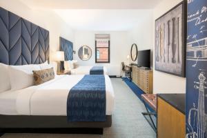 una camera d'albergo con un letto e una TV a schermo piatto di Hotel Indigo Boston Garden by IHG a Boston Altre 88 foto