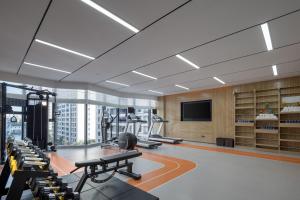 Pusat kecergasan dan/atau kemudahan kecergasan di Home2 by Suite Wuhan Qingshan