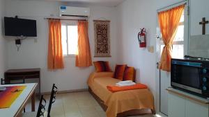 a small room with a twin bed and a kitchen at 17-Solar Chaja in Chajarí