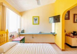 een slaapkamer met een bed en een tv aan de muur bij Departamentos Varmen in La Paz