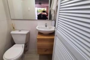 Koupelna v ubytování Acogedor Apto familiar con linda vista en Sta Marta ciudad Fam-friendly Home with Views in Santa Marta + 5 fotografií