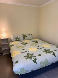Un dormitorio con una cama con flores. en Prime location bedroom, en Albion 9 fotos más