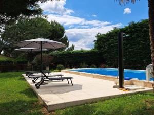 Bazén v ubytování Retraite Périgourdine avec Piscine Partagée, Clim, Vélo et Proximité de Bergerac - FR-1-616-364 nebo v jeho okolí