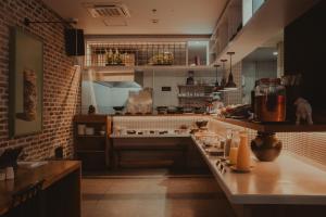 波哥大The Click Clack Hotel Bogotá的一个带台面和柜台的四面 ⁇ 的大厨房 更多37张照片