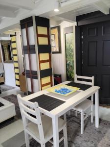 ein Zimmer mit Tisch und Stühlen und einer Tür in der Unterkunft Studio 33 in Bundaberg