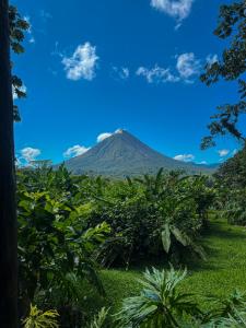 vista su una montagna in lontananza di Arenal Roca Suites a Fortuna