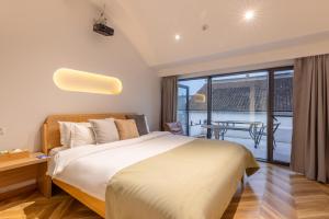 Suzhou Zhouzhuang Slowlife River View lnn客房内的一张或多张床位