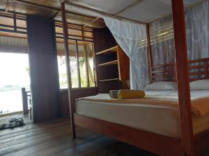 Postel nebo postele na pokoji v ubytování Bolilanga Island Resort - Togean Island