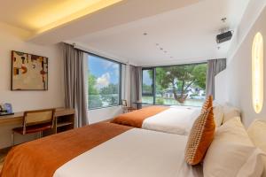 昆山Suzhou Zhouzhuang Slowlife River View lnn的一间带大床和大窗户的卧室