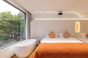 Suzhou Zhouzhuang Slowlife River View lnn客房内的一张或多张床位
