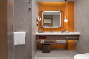 Bilik mandi di Home2 by Suite Wuhan Qingshan