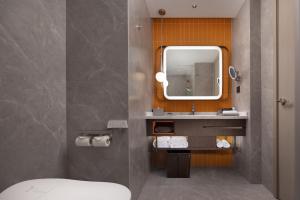 Bilik mandi di Home2 by Suite Wuhan Qingshan