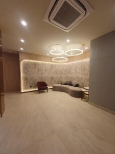 Posezení v ubytování True Blue Hotel Menteng