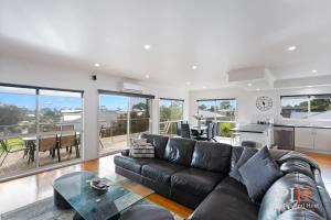 a living room with a couch and a table at Spacious 4-Bd in Cowes sleeps 8 in Cowes