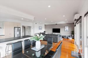 a living room with a table and chairs and a tv at Spacious 4-Bd in Cowes sleeps 8 in Cowes
