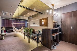 静岡市にあるビル泊 -Birupaku Decentralized Hotel-のハンモックが備わる部屋