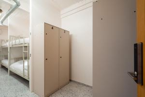 a room with two bunk beds and a closet at Yimwhan House 02, Ayutthaya old town in Phra Nakhon Si Ayutthaya