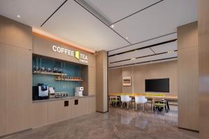 Televisyen dan/atau pusat hiburan di Home2 by Suite Wuhan Qingshan