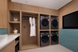 Televisyen dan/atau pusat hiburan di Home2 by Suite Wuhan Qingshan