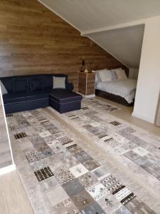 una sala de estar con un sofá y una cama en Casa Vis Bran, en Bran 22 fotos más