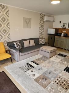 una sala de estar con un sofá y una mesa en Casa Vis Bran, en Bran