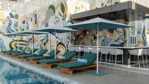 InterContinental Residences Dubai Business Bay by IHG内部或周边的泳池