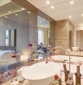 a bathroom with a sink and a large mirror at Sun Suite Luxury Pantheon in Rome