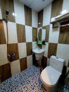 a bathroom with a toilet and a sink at Sông Suối Homestay in Quy Nhon