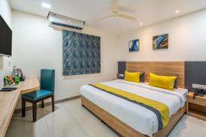 una camera da letto con un letto grande con cuscini gialli di Eminent Suites and Apartments a Hyderabad