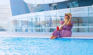 Majoituspaikassa Velero Hotel Doha Lusail tai sen lähellä sijaitseva uima-allas