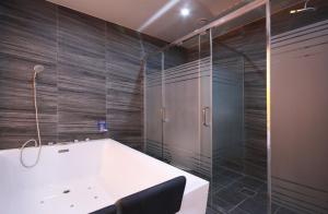 Koupelna v ubytování Jade hotel + 9 fotografií