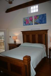 מיטה או מיטות בחדר ב-Shea's Riverside Inn & Motel