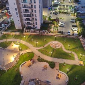 an aerial view of a park in a city at הבית קרוב לחוף in Ashkelon