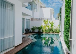 une piscine au milieu d'une maison dans l'établissement Bali Residence Villa, à Uluwatu
