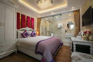 Postel nebo postele na pokoji v ubytování The Silk Grand Premium Hotel & Spa - In Hanoi Old Quarter