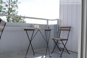 a table and two chairs on a balcony at Moderne 3-Zimmer-Wohnung für bis zu 7 Personen in Friesenheim
