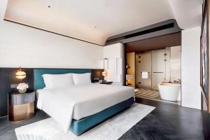 Postel nebo postele na pokoji v ubytování Sofitel Shanghai North Bund