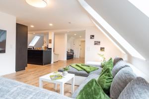 una sala de estar con un sofá y una mesa en Loft mit Whirlpool & Fass-Sauna im Schwarzwald, en Neuenbach