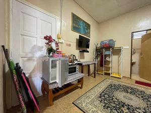 a living room with a microwave on a table at Nurjannah Roomstay Arau in Kampung Mata Ayer