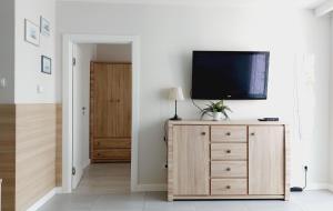 里沃Apartament Zachodni Rewal的客厅里，梳妆台上放着一台电视