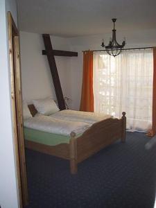 Postel nebo postele na pokoji v ubytování Hotel Schuberths am Markt
