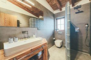 Bilik mandi di Chalets Resort +51 gambar