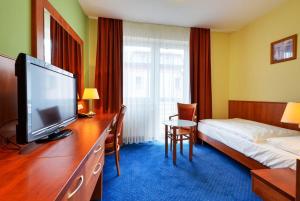 Televiisor ja/või meelelahutuskeskus majutusasutuses Hotel Filipinum