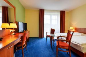 Televiisor ja/või meelelahutuskeskus majutusasutuses Hotel Filipinum