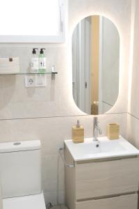 a bathroom with a sink and a mirror at H2, vivienda turística in Jaén