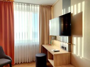 TV a/nebo společenská místnost v ubytování Heinrich Pesch Hotel